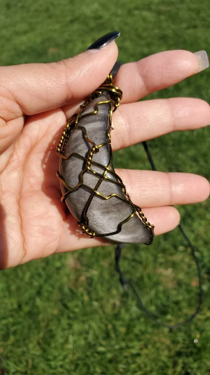 Collier lune en obsidienne noire à reflets argentés